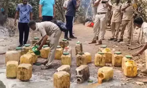 Cuttack के जंगल इलाकों में अवैध देसी शराब का कारोबार पकड़ा गया