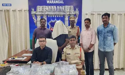 Warangal इलाके में चांदी लेकर भागे ऑटो ड्राइवर को पुलिस ने पकड़ा Warangal इलाके में चांदी लेकर भागे ऑटो ड्राइवर को पुलिस ने पकड़ा