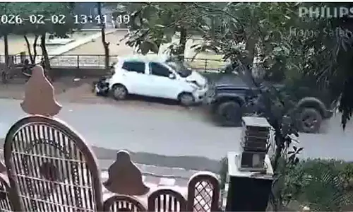 Greater Noida में सड़क पर खड़ी कार में थार ने टक्कर मारी