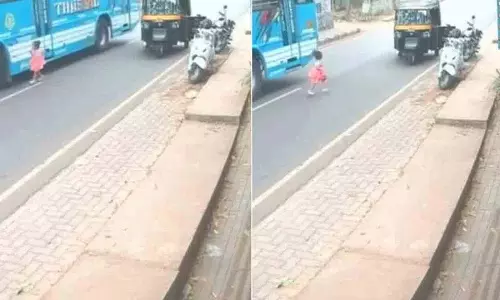 Driver ने लड़की को बस हादसे से बचाया, चौंकाने वाला वीडियो वायरल Driver ने लड़की को बस हादसे से बचाया, चौंकाने वाला वीडियो वायरल
