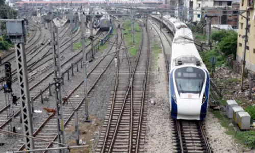 Rajkot के पास वंदे भारत ट्रेन की चपेट में आने से दो लोगों की मौत हो गई Rajkot के पास वंदे भारत ट्रेन की चपेट में आने से दो लोगों की मौत हो गई