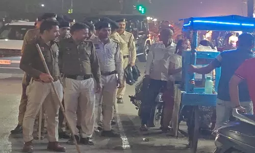 चेकिंग गश्त पर पुलिस जवानों के साथ निकले राजेंद्र नगर थाना प्रभारी नरेंद्र मिश्रा चेकिंग गश्त पर पुलिस जवानों के साथ निकले राजेंद्र नगर थाना प्रभारी नरेंद्र मिश्रा