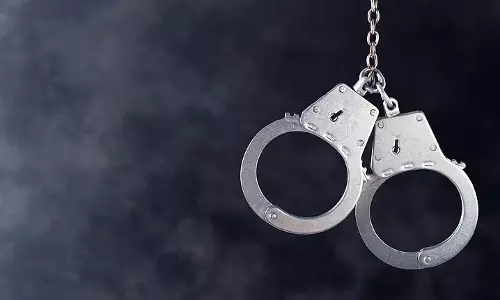 BJP के पोस्टर और झंडे जलाने के आरोप में तृणमूल कार्यकर्ता गिरफ्तार BJP के पोस्टर और झंडे जलाने के आरोप में तृणमूल कार्यकर्ता गिरफ्तार