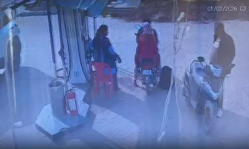 पेट्रोल पंप से 2.18 लाख नगद उड़ा ले गया स्कूटी सवार आरोपी, देखें VIDEO...
