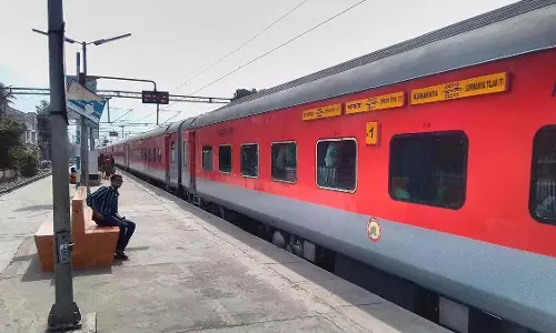 यात्रियों को बड़ी सुविधा: एलटीटी–कामाख्या कर्मभूमि एक्सप्रेस का न्यू माल स्टेशन पर प्रायोगिक ठहराव
