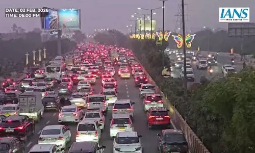 महामाया फ्लाईओवर के नीचे भारी ट्रैफिक जाम, दिल्ली एक्सप्रेसवे पर वाहन रुक-रुक कर चले