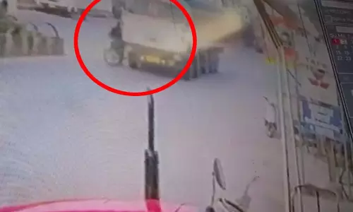 CG: ट्रक की चपेट में आने से बाइक सवार की दर्दनाक मौत CG: ट्रक की चपेट में आने से बाइक सवार की दर्दनाक मौत