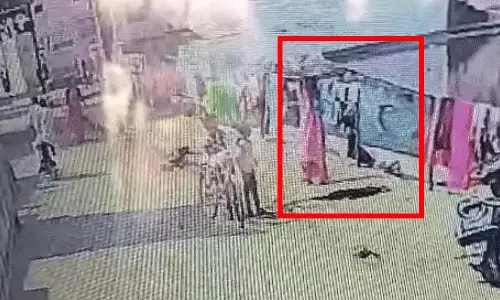 नगर पालिका की लापरवाही उजागर, महामाया तालाब किनारे गड्ढे में गिरकर महिला गंभीर घायल नगर पालिका की लापरवाही उजागर, महामाया तालाब किनारे गड्ढे में गिरकर महिला गंभीर घायल