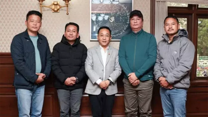 Sikkim : दो पूर्व मंत्रियों समेत एसडीएफ नेता सत्तारूढ़ एसकेएम में शामिल हुए Sikkim : दो पूर्व मंत्रियों समेत एसडीएफ नेता सत्तारूढ़ एसकेएम में शामिल हुए