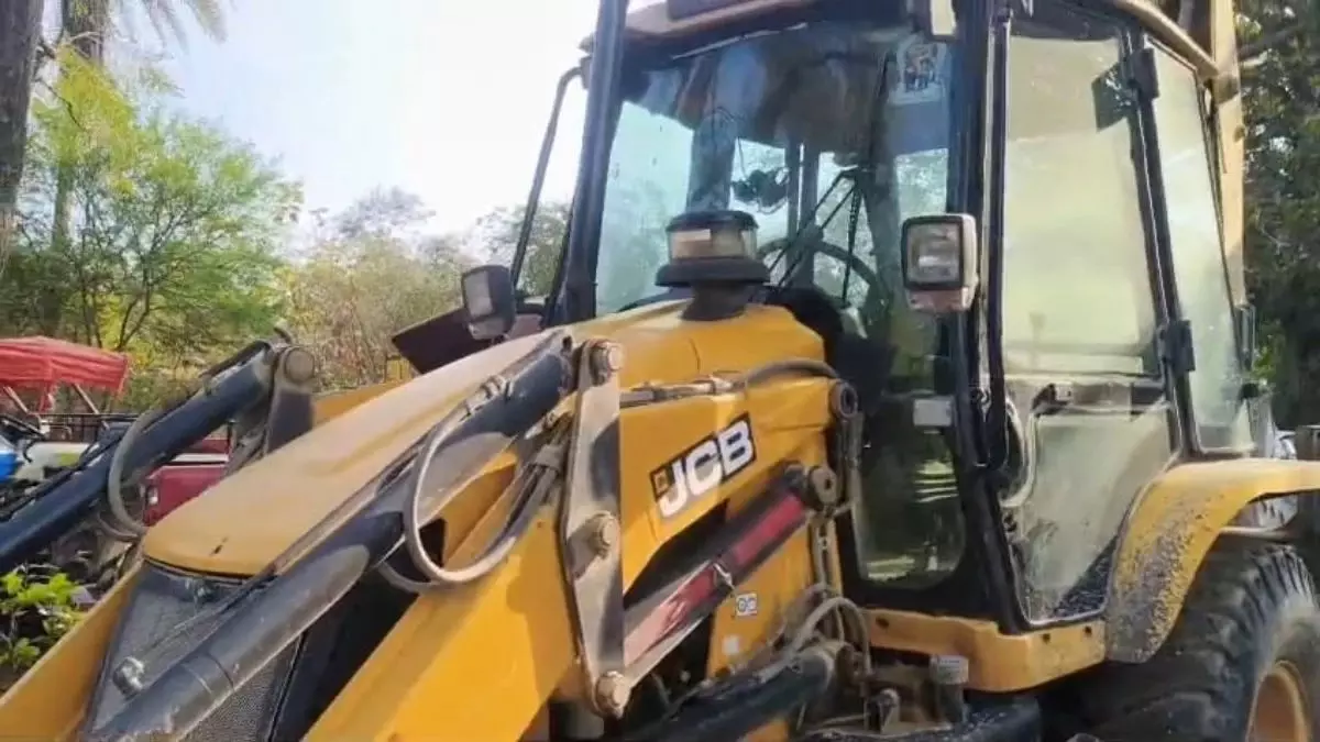 JCB ऑपरेटर निकला रेल पटरी चुराने वाला मास्टरमाइंड, सहयोगी कर्मचारी के साथ गिरफ्तार JCB ऑपरेटर निकला रेल पटरी चुराने वाला मास्टरमाइंड, सहयोगी कर्मचारी के साथ गिरफ्तार