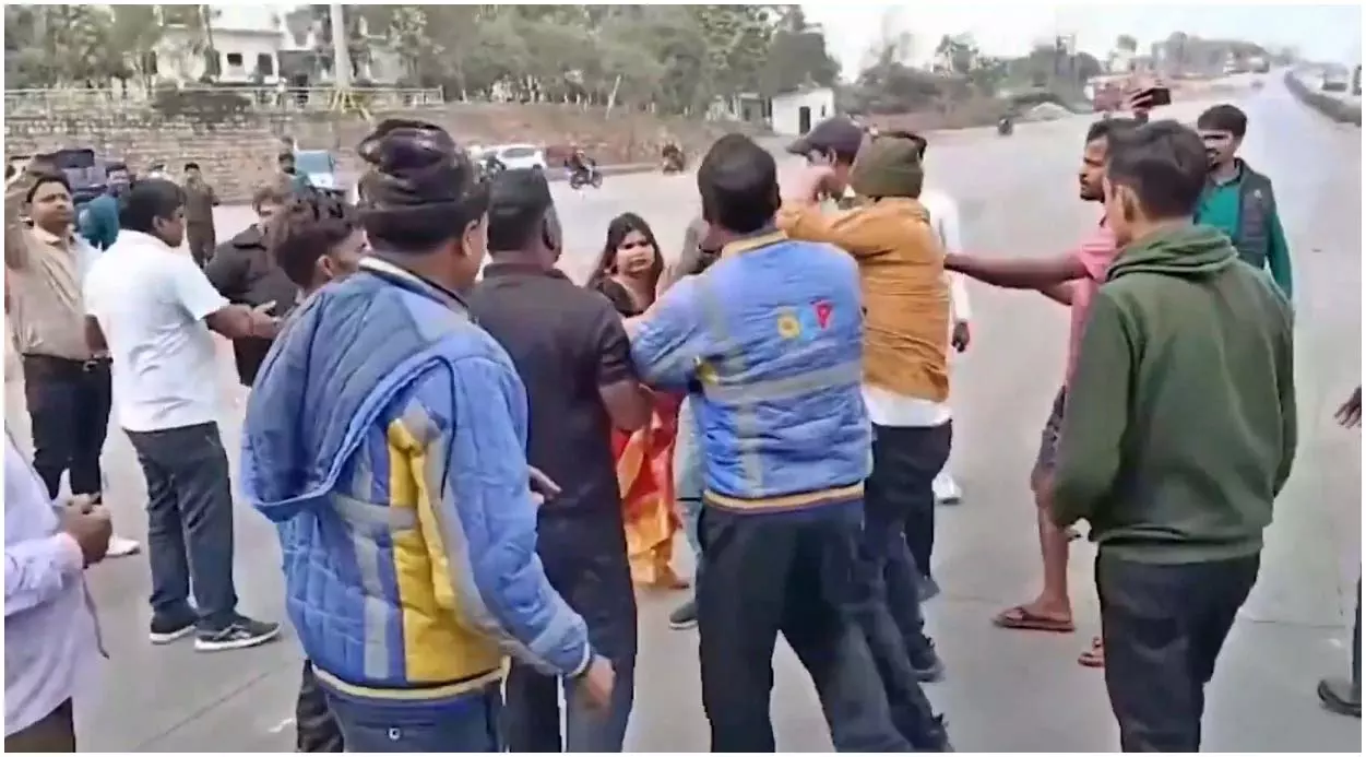 टोलकर्मियों की गुंडागर्दी सामने आई, महिला वकील और अन्य से की मारपीट, VIDEO टोलकर्मियों की गुंडागर्दी सामने आई, महिला वकील और अन्य से की मारपीट, VIDEO