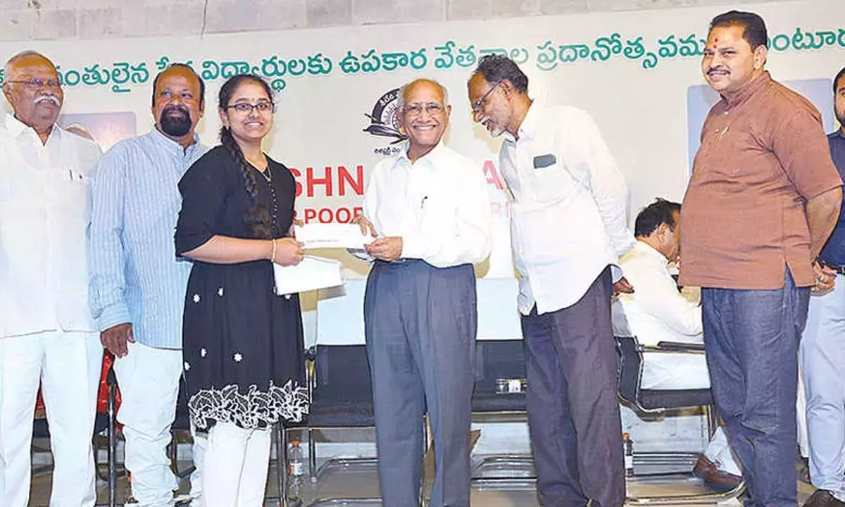 Andhra: छात्रवृत्तियां वितरित की गईं Andhra: छात्रवृत्तियां वितरित की गईं