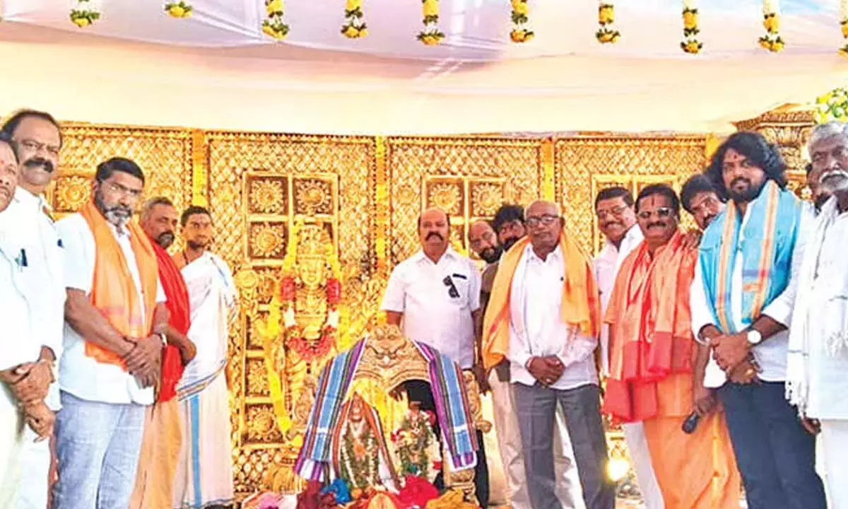 Telangana: श्री मद्दिलती मंदिर के उत्सव में भक्ति का जोश देखने को मिला Telangana: श्री मद्दिलती मंदिर के उत्सव में भक्ति का जोश देखने को मिला