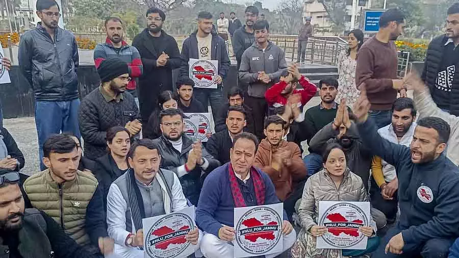 BJP MLA ने जम्मू के छात्रों के विरोध प्रदर्शन में हिस्सा लिया, नेशनल लॉ यूनिवर्सिटी की मांग का समर्थन किया BJP MLA ने जम्मू के छात्रों के विरोध प्रदर्शन में हिस्सा लिया, नेशनल लॉ यूनिवर्सिटी की मांग का समर्थन किया