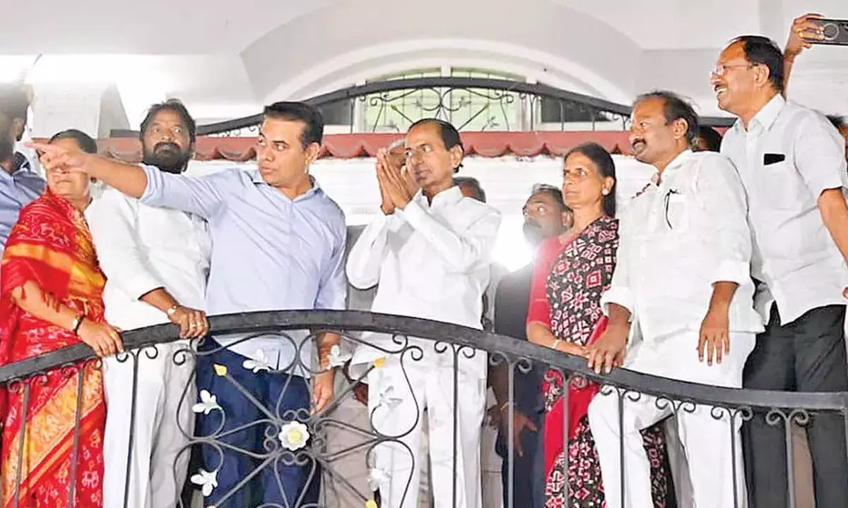 KCR से SIT की पूछताछ को लेकर TG में BRS का विरोध प्रदर्शन जारी KCR से SIT की पूछताछ को लेकर TG में BRS का विरोध प्रदर्शन जारी
