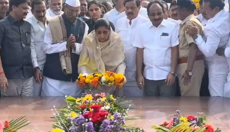 Mumbai:सुनेत्रा पवार ने स्मारक दौरे के दौरान अजित पवार की विरासत को किया सम्मानित Mumbai:सुनेत्रा पवार ने स्मारक दौरे के दौरान अजित पवार की विरासत को किया सम्मानित