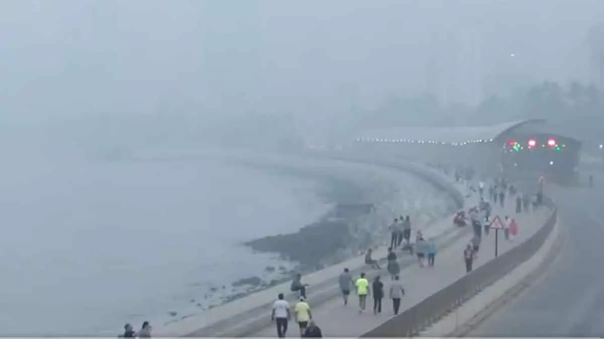Mumbai : स्मॉग की चादर से शहर ढका, AQI गंभीर बना हुआ है Mumbai : स्मॉग की चादर से शहर ढका, AQI गंभीर बना हुआ है