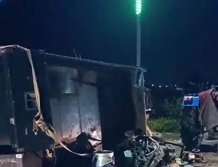 फर्रुखाबाद में गंगा स्नान कर वापस जा रही ट्रैक्टर ट्रॉली पलटी, एक बालक की मौत फर्रुखाबाद में गंगा स्नान कर वापस जा रही ट्रैक्टर ट्रॉली पलटी, एक बालक की मौत