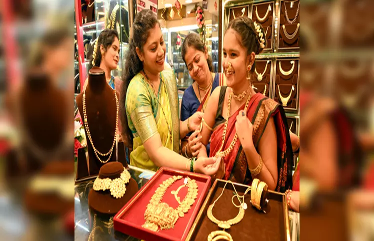 कीमती धातुओं में गिरावट का दौर जारी, चांदी में 23,900 रुपए की गिरावट तो सोना 5,700 रुपए हुआ सस्ता कीमती धातुओं में गिरावट का दौर जारी, चांदी में 23,900 रुपए की गिरावट तो सोना 5,700 रुपए हुआ सस्ता