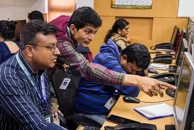 Budget पर प्रतिक्रिया: शेयर बाज़ार में गिरावट जारी Budget पर प्रतिक्रिया: शेयर बाज़ार में गिरावट जारी