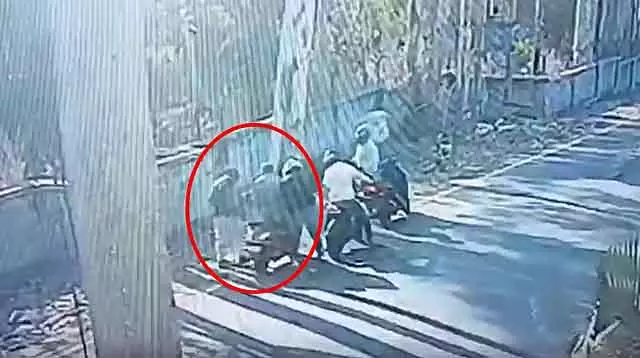 Bengaluru : बन्नेरघट्टा में फिल्मी स्टाइल में लूट; युवक को लंबी बंदूक दिखाकर धमकाया, 31 लाख लूटे Bengaluru : बन्नेरघट्टा में फिल्मी स्टाइल में लूट; युवक को लंबी बंदूक दिखाकर धमकाया, 31 लाख लूटे