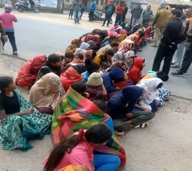 अधीक्षक के व्यवहार से छात्राओं में दहशत, सड़क में धरने पर बैठी अधीक्षक के व्यवहार से छात्राओं में दहशत, सड़क में धरने पर बैठी