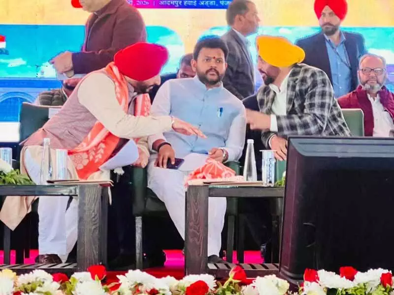 आप और BJP नेताओं ने एक-दूसरे से शिष्टाचार की बातें कीं, पुरानी यादें ताजा कीं आप और BJP नेताओं ने एक-दूसरे से शिष्टाचार की बातें कीं, पुरानी यादें ताजा कीं
