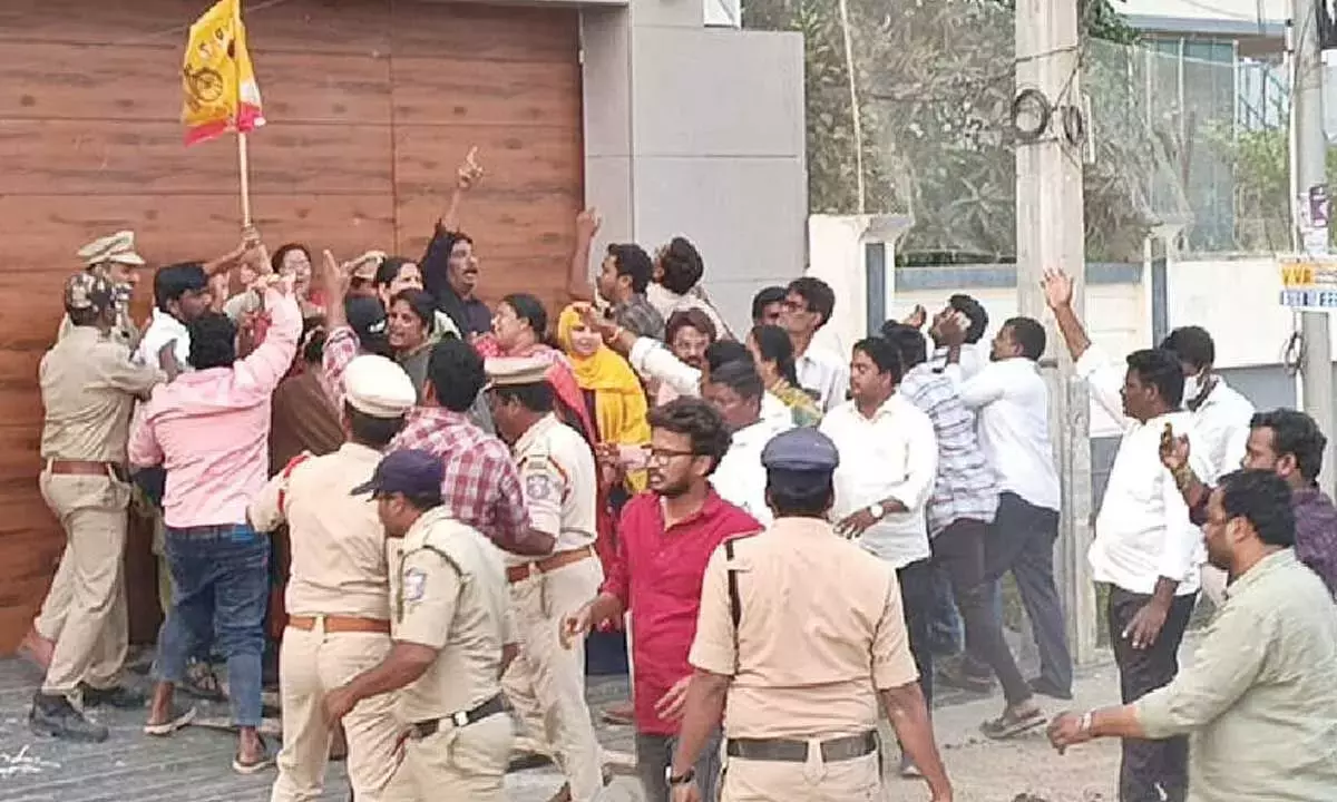 Andhra: इब्राहिमपटनम में जोगी रमेश के आवास पर तनाव Andhra: इब्राहिमपटनम में जोगी रमेश के आवास पर तनाव