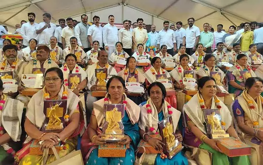Anekal : 1,500 शिक्षकों के लिए दावत; फुले पुरस्कार Anekal : 1,500 शिक्षकों के लिए दावत; फुले पुरस्कार