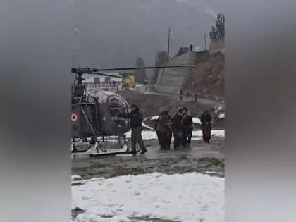 बर्फबारी में बंद रास्ते, IAF ने लकवाग्रस्त महिला को एयरलिफ्ट कर बचाई जान बर्फबारी में बंद रास्ते, IAF ने लकवाग्रस्त महिला को एयरलिफ्ट कर बचाई जान