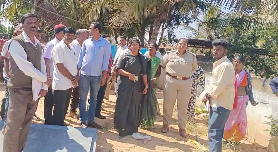 Shidlaghatta : तहसीलदार ने स्कूल की ज़मीन पर हुए अतिक्रमण को हटाने के लिए नोटिस जारी किया Shidlaghatta : तहसीलदार ने स्कूल की ज़मीन पर हुए अतिक्रमण को हटाने के लिए नोटिस जारी किया