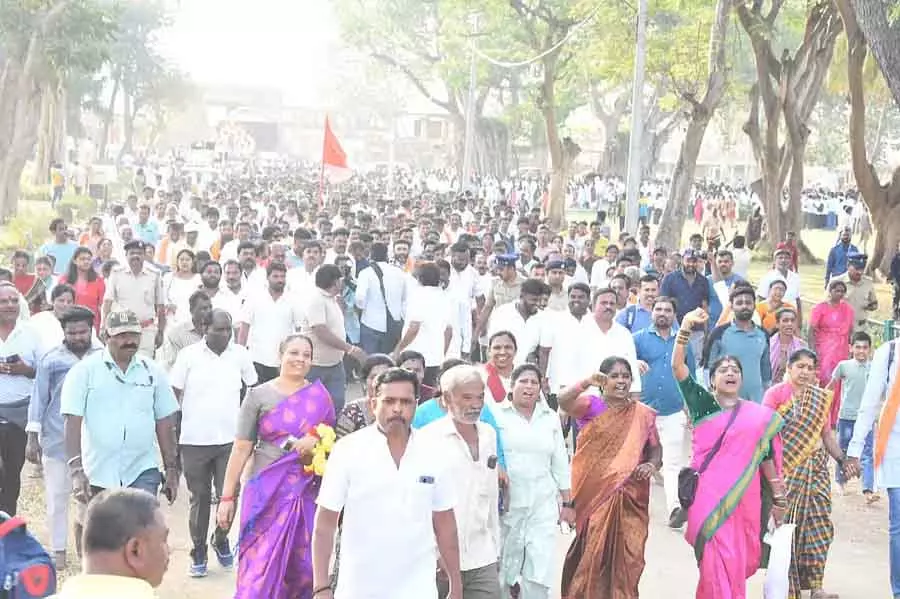 Chikkaballapura : भक्तों के सागर के बीच नंदीगिरि परिक्रमा Chikkaballapura : भक्तों के सागर के बीच नंदीगिरि परिक्रमा