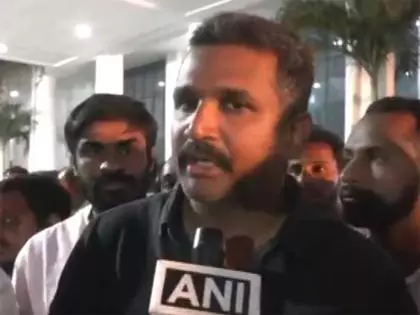 SIT की पूछताछ के बाद KCR का शक्ति प्रदर्शन, कार्यकर्ताओं का किया अभिवादन SIT की पूछताछ के बाद KCR का शक्ति प्रदर्शन, कार्यकर्ताओं का किया अभिवादन