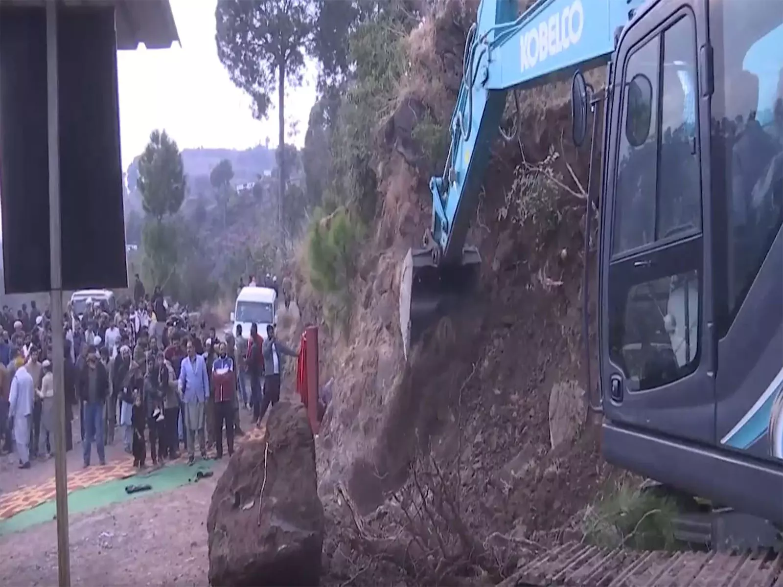 मियां अल्ताफ ने Rajouri में सड़क परियोजनाओं की आधारशिला रखी मियां अल्ताफ ने Rajouri में सड़क परियोजनाओं की आधारशिला रखी