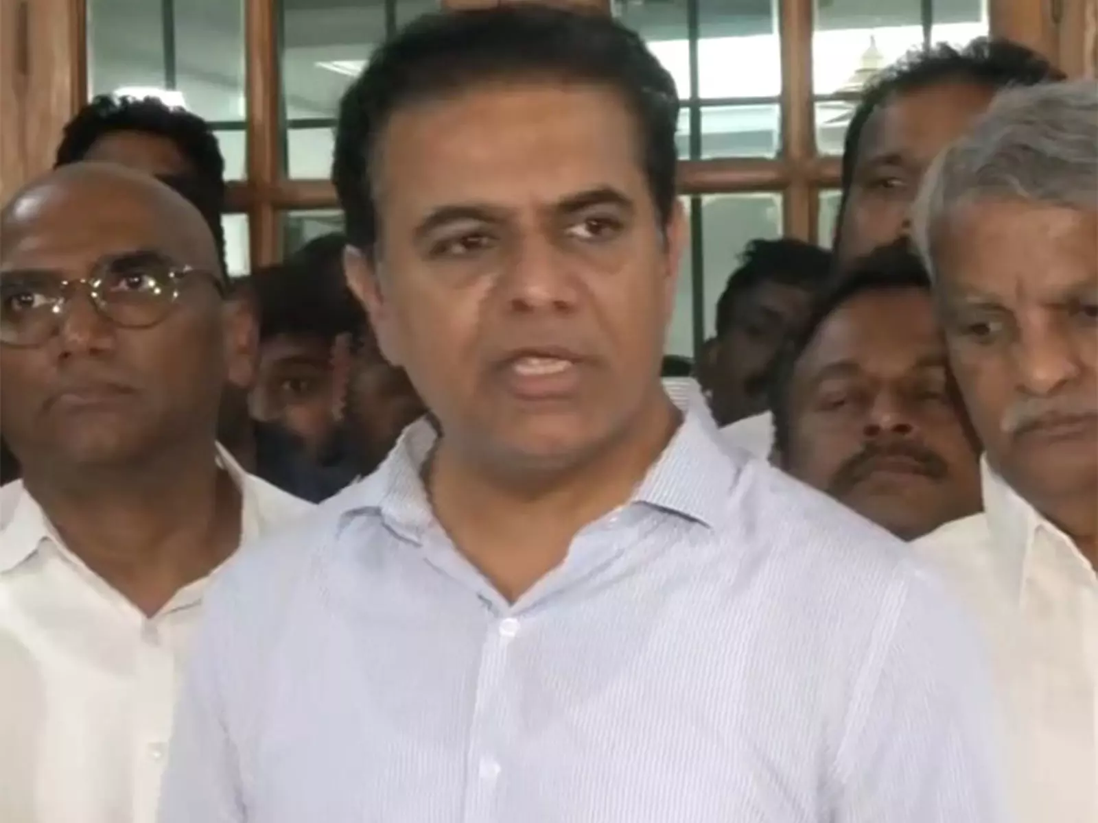 KTR ने कांग्रेस पर अपने कार्यकाल के दौरान ध्यान भटकाने, तोड़फोड़ और विकृति का आरोप लगाया KTR ने कांग्रेस पर अपने कार्यकाल के दौरान ध्यान भटकाने, तोड़फोड़ और विकृति का आरोप लगाया