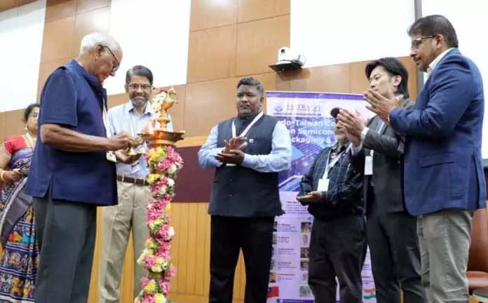SASTRA University में भारत-ताइवान सेमीकंडक्टर कॉन्फ्रेंस शुरू हुई SASTRA University में भारत-ताइवान सेमीकंडक्टर कॉन्फ्रेंस शुरू हुई