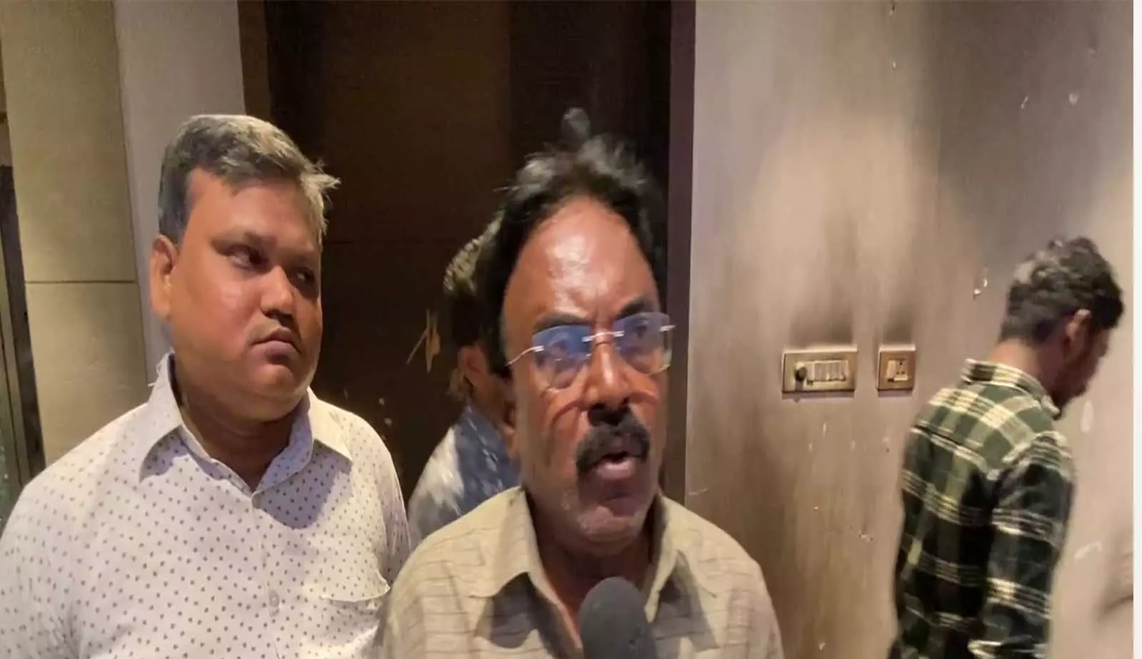 Nagi Reddy: जोगी रमेश के घर हमले से दहशत का माहौल Nagi Reddy: जोगी रमेश के घर हमले से दहशत का माहौल