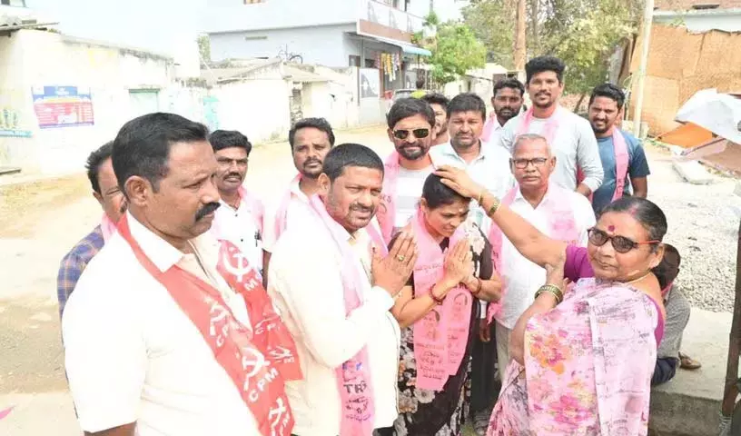 Ratnagiri Tarakamma Srinivas ने चौथे डिविजन के चुनाव चिह्न के लिए वोट देने का आग्रह किया Ratnagiri Tarakamma Srinivas ने चौथे डिविजन के चुनाव चिह्न के लिए वोट देने का आग्रह किया