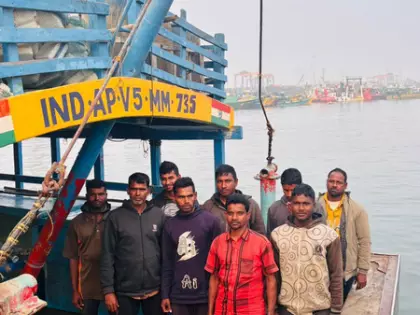 Andhra Pradesh के नौ मछुआरे बांग्लादेश से घर लौटे Andhra Pradesh के नौ मछुआरे बांग्लादेश से घर लौटे