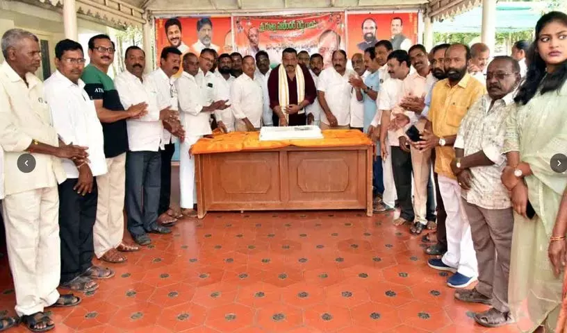 नलगोंडा में गुट्टा सुरेंद्र रेड्डी का Birthday Celebrations आयोजित किया गया नलगोंडा में गुट्टा सुरेंद्र रेड्डी का Birthday Celebrations आयोजित किया गया