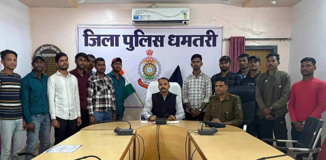 देशसेवा की ओर मजबूत कदम, अर्धसैनिक बलों में चयनित 13 नवयुवकों से एसपी धमतरी ने की आत्मीय मुलाकात देशसेवा की ओर मजबूत कदम, अर्धसैनिक बलों में चयनित 13 नवयुवकों से एसपी धमतरी ने की आत्मीय मुलाकात