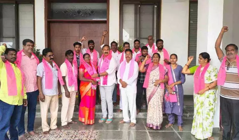 पूर्व विधायक बोल्लम मल्लैया यादव की मौजूदगी में BRS में शामिल हुए पूर्व विधायक बोल्लम मल्लैया यादव की मौजूदगी में BRS में शामिल हुए