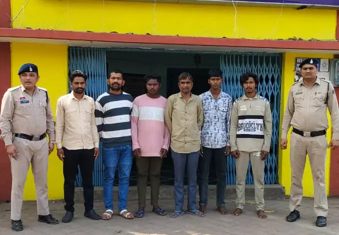 तेलीबांधा पुलिस ने 6 वारंटियों को पकड़ा तेलीबांधा पुलिस ने 6 वारंटियों को पकड़ा