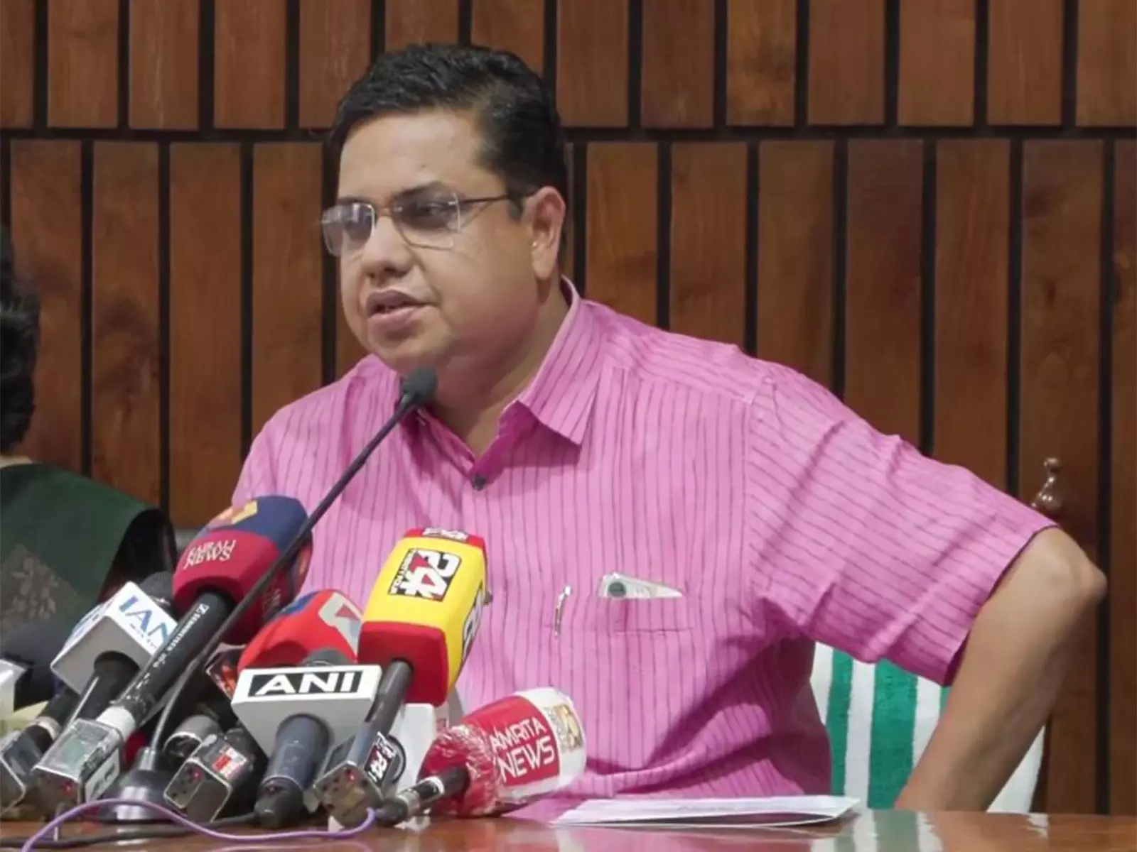 केरल विधानसभा अध्यक्ष ने पय्यानूर बम हमले के मामले में UDF MLA की स्थगन याचिका खारिज कर दी केरल विधानसभा अध्यक्ष ने पय्यानूर बम हमले के मामले में UDF MLA की स्थगन याचिका खारिज कर दी