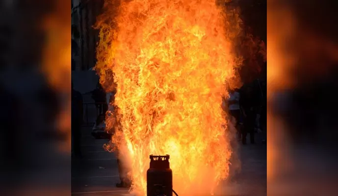 LPG सिलेंडर में आग लगने से बड़ा हादसा टल गया LPG सिलेंडर में आग लगने से बड़ा हादसा टल गया