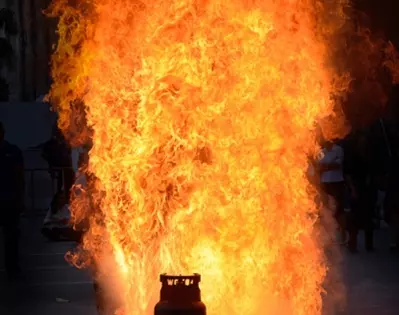 कूचबिहार: LPG सिलेंडर में आग लगी, बड़ा हादसा टला कूचबिहार: LPG सिलेंडर में आग लगी, बड़ा हादसा टला