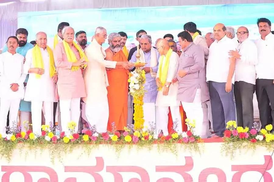 एक धर्मनिरपेक्ष मठ बनाया जाना चाहिए: CM Siddaramaiah एक धर्मनिरपेक्ष मठ बनाया जाना चाहिए: CM Siddaramaiah