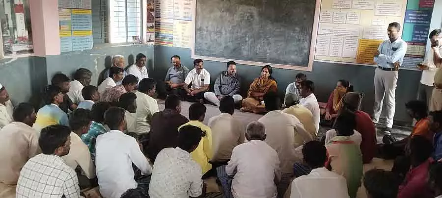Yelburga : चिक्का बन्निगोला गांव में गर्म खाना खाने से बच्चे बीमार पड़ गए Yelburga : चिक्का बन्निगोला गांव में गर्म खाना खाने से बच्चे बीमार पड़ गए