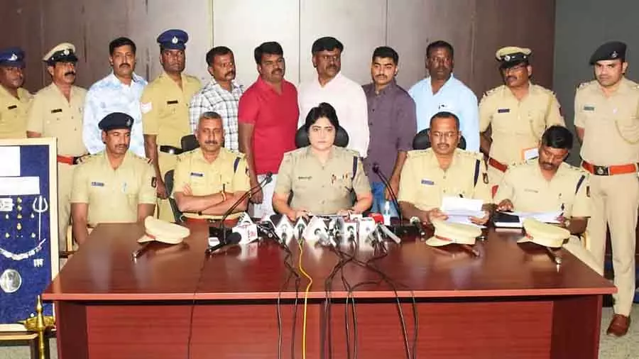 Karnataka : मांड्या पुलिस ने विभिन्न मामलों में शामिल 11 आरोपियों को गिरफ्तार किया Karnataka : मांड्या पुलिस ने विभिन्न मामलों में शामिल 11 आरोपियों को गिरफ्तार किया