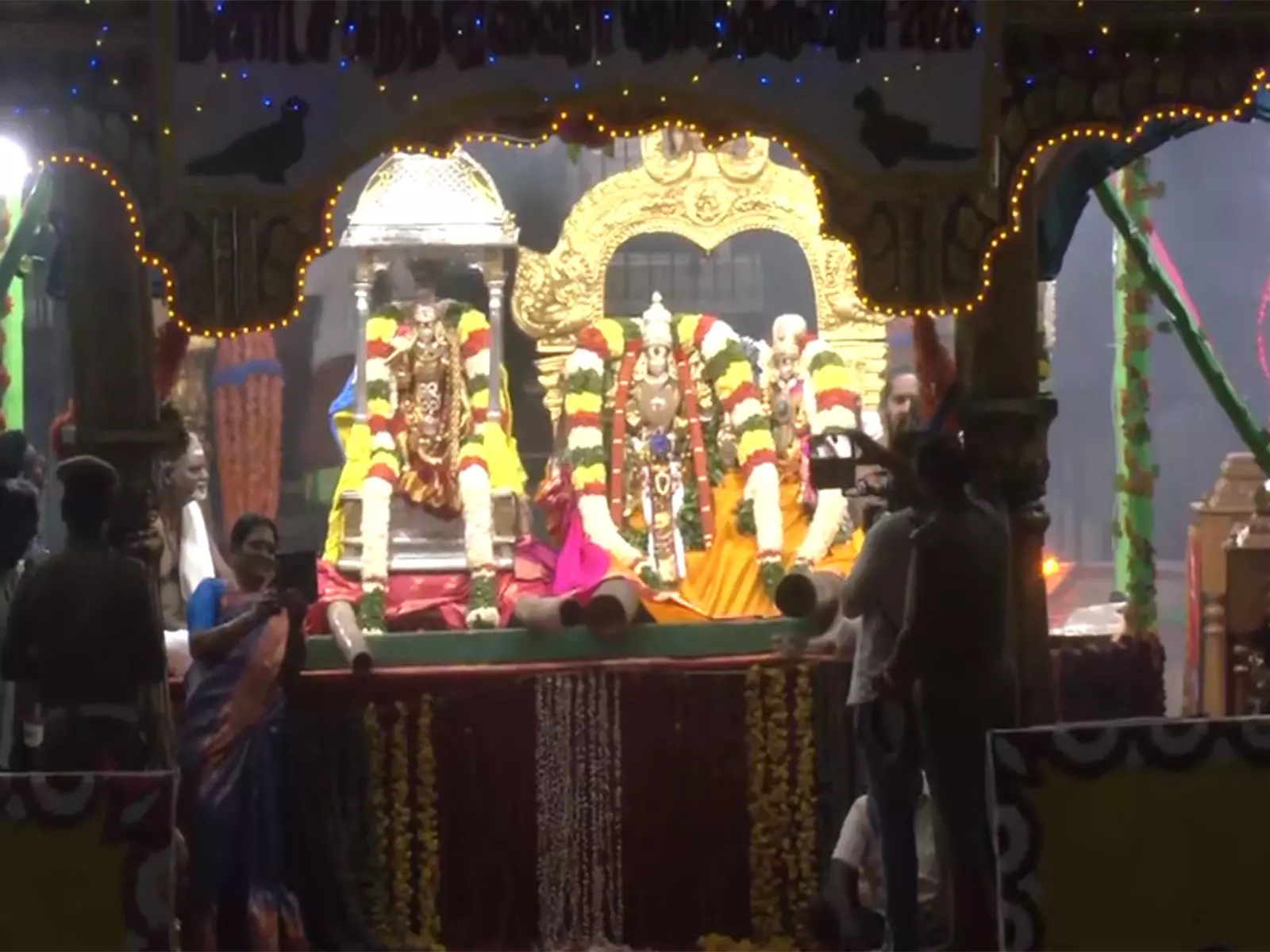 Tamil Nadu: मरियम्मन तेप्पाकुलम में हजारों लोग मीनाक्षी-सुंदरेश्वर फ्लोट फेस्टिवल के गवाह बने Tamil Nadu: मरियम्मन तेप्पाकुलम में हजारों लोग मीनाक्षी-सुंदरेश्वर फ्लोट फेस्टिवल के गवाह बने